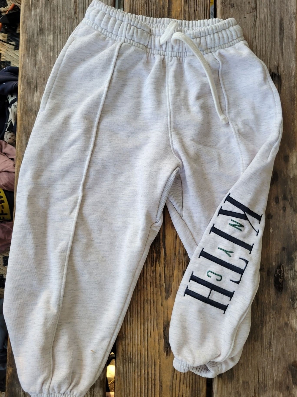 KITH NYC KIDS SZ XS / 4-5Y VGUC LIGHT GRAY loose fit sweatpants w/ logo